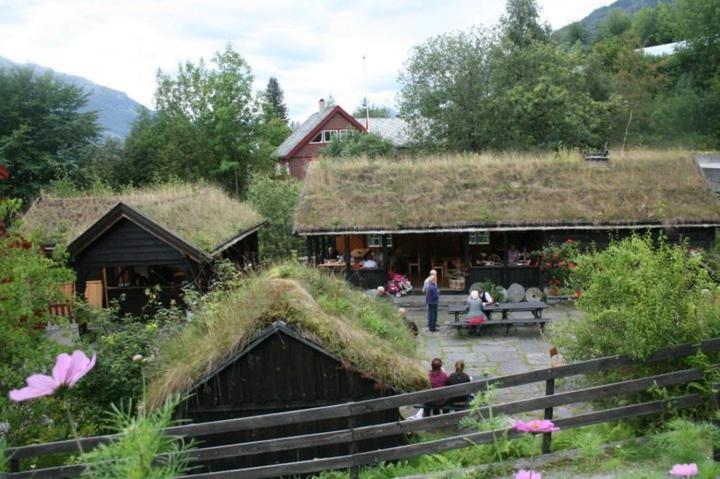 Ullensvang Gjesteheim Hostel Lofthus Exterior photo