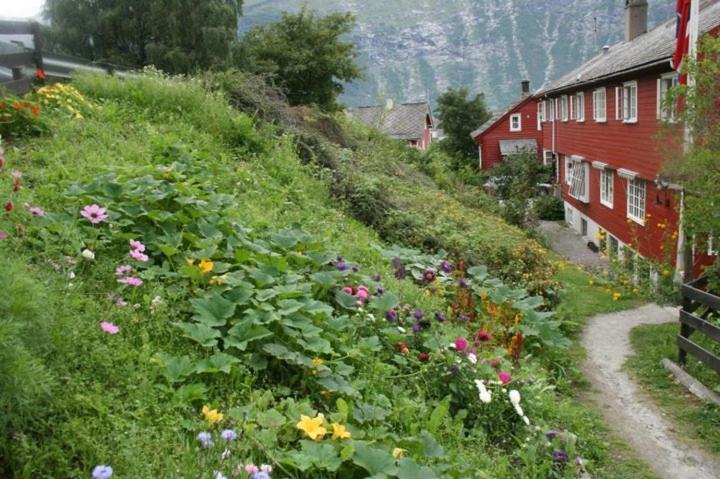 Ullensvang Gjesteheim Hostel Lofthus Exterior photo